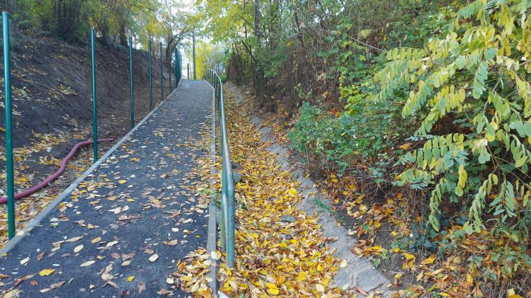 nvý povrch kolem dráhy